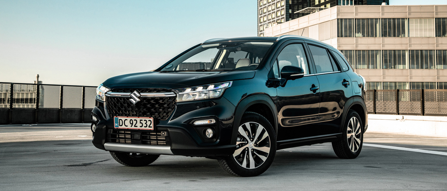 Sort Suzuki S-Cross parkeret på toppen af bygning